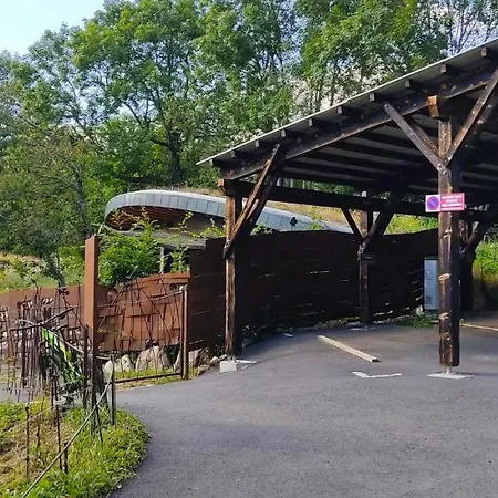 Bulle De Bois, Insolite Avec Privatif Au Milieu Des Volcans - Bulles D'herbe 롯지 *