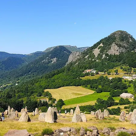 Bulle De Bois, Insolite Avec Privatif Au Milieu Des Volcans - Bulles D'herbe 롯지